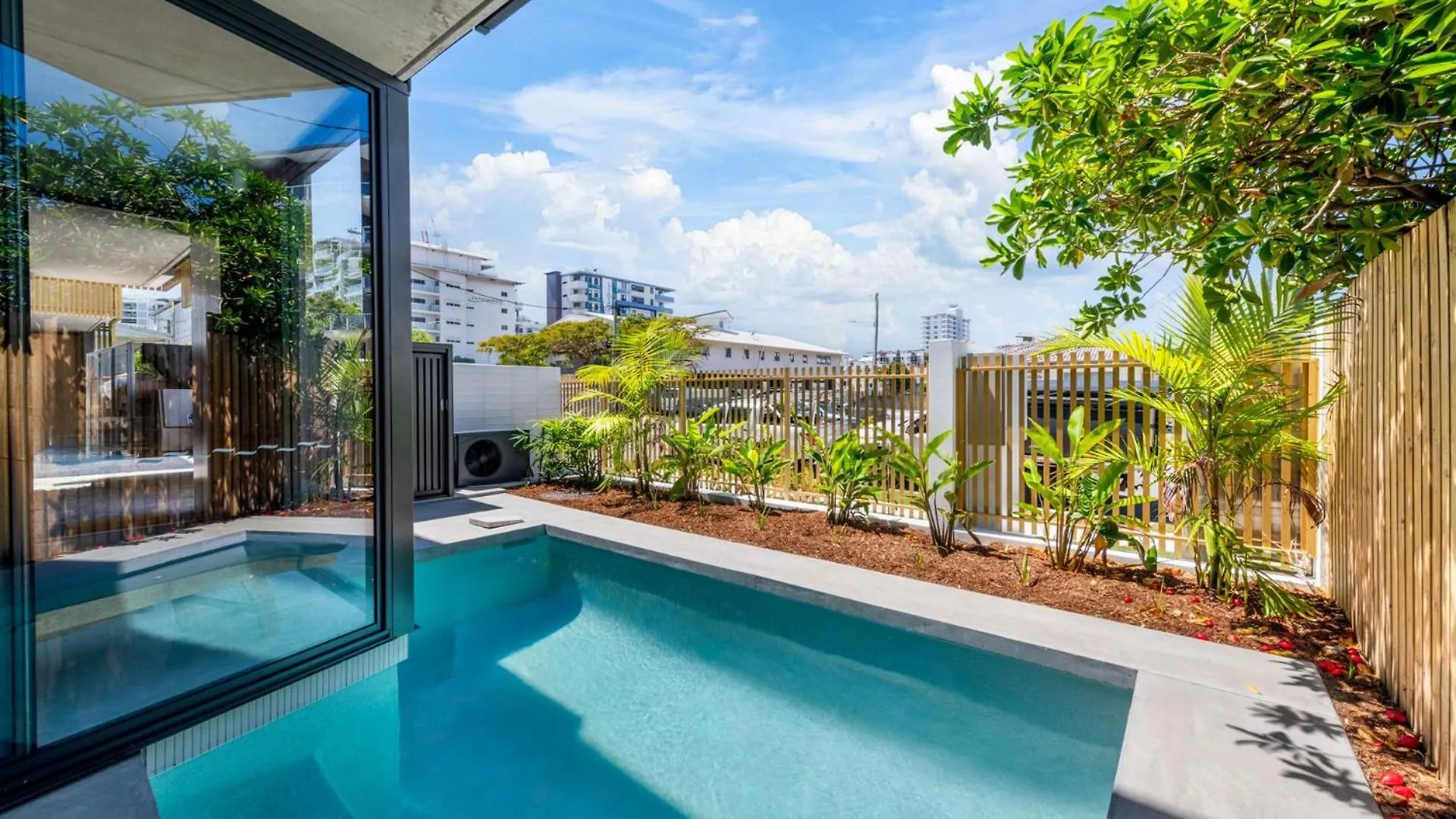 The Smith Luxurious Brand New 3 Bedroom Townhouse By The Beach Mooloolaba